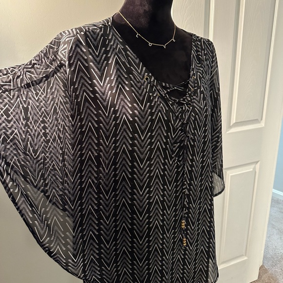 Beautiful Flowing Blouse - Picture 6 of 6